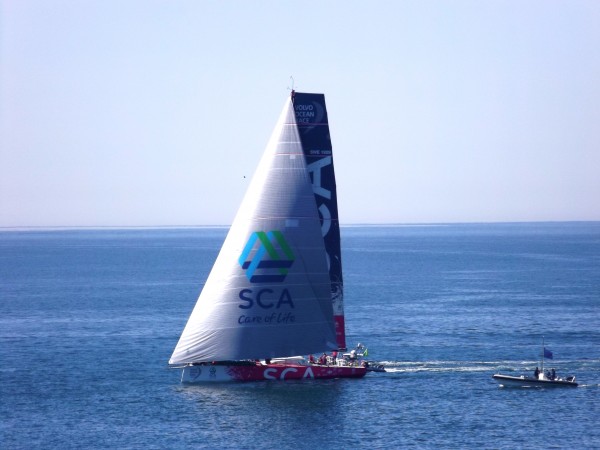 Approaching the Volvo finish in Newport, Team SCA squeezes everything oout of light winds