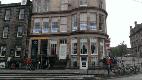 YES signs adorn apartment windows in Edinburg, Scotland. (Photo by Wendy Holmes)